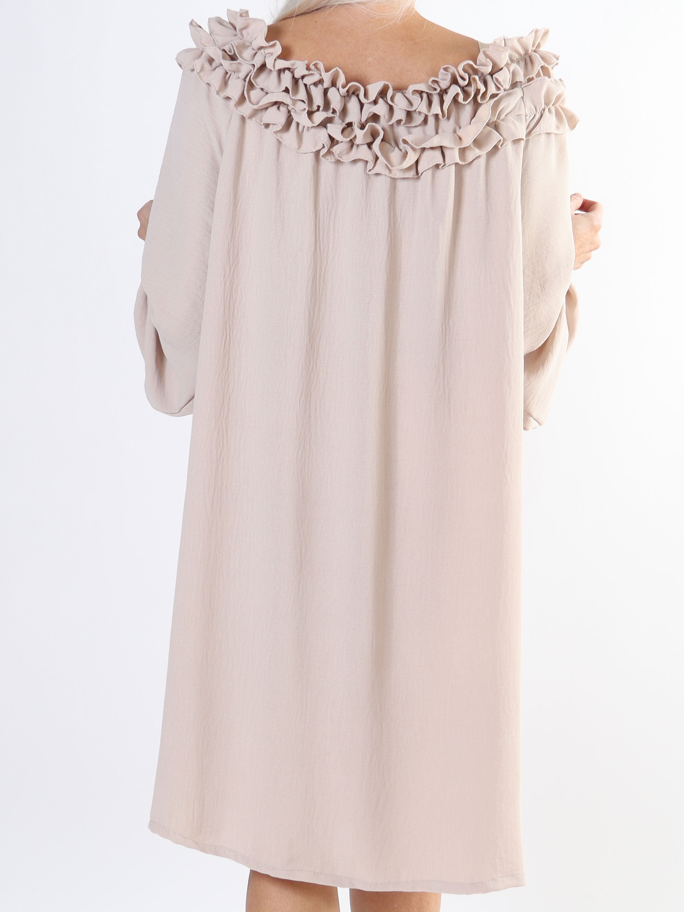 Chili Dress - Plus size klänning med långa ärmar och volanger